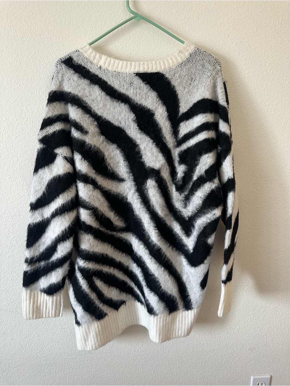 Worthington Zebra Print Fuzzy Oversized Sweater NWT Size L - Picture 2 of 4